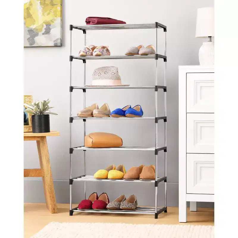 Scarpiera a 7 livelli in acciaio e plastica argentati, può contenere 14 paia, autoportante, 106,7 cm H x 50 cm L x 25,7 cm P