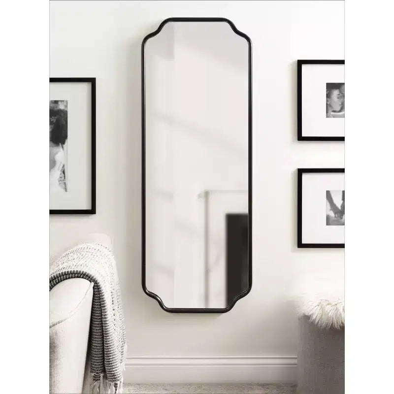 Specchio da parete con cornice Plumley Kate & Laurel All Things Decor, 18"x48", nero