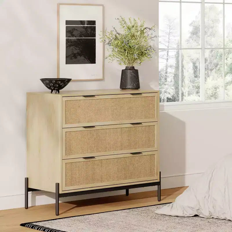 Andrew Mobiletto a 3 cassetti con accenti in rattan naturale e gambe in metallo Fascino bohémien Ampio spazio di archiviazione