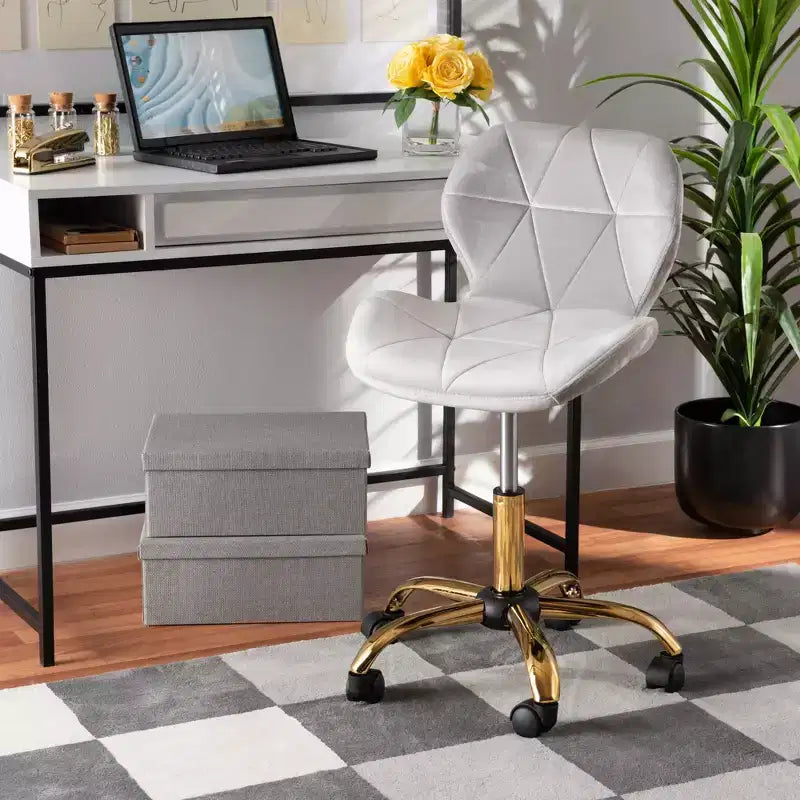 Sedia da ufficio girevole Savara in tessuto di velluto e metallo, in stile contemporaneo, glamour e di lusso