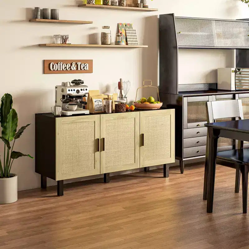 Mobile Buffet Credenza Cucina e Mobile Bar Caffè con 3 Ante in Rattan e Ripiani Regolabili
